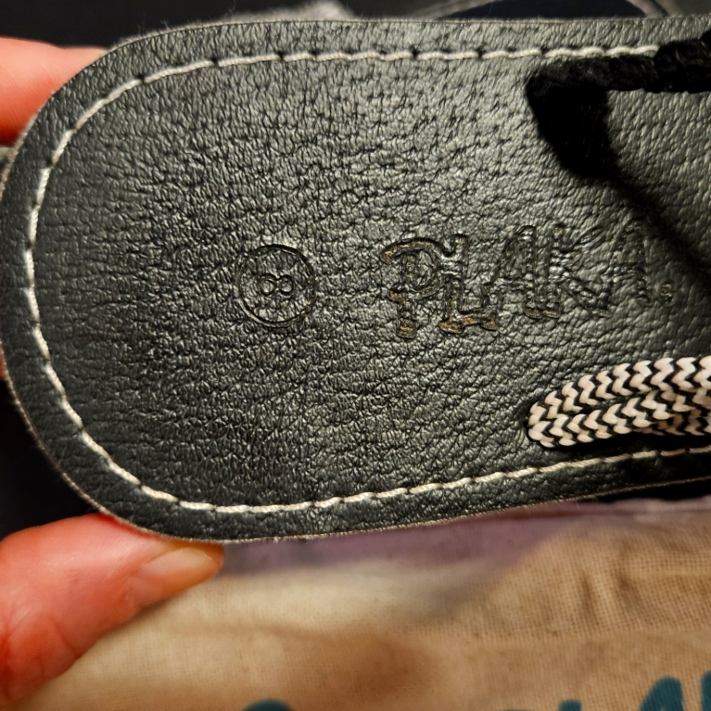 Plaka Black Sandals
